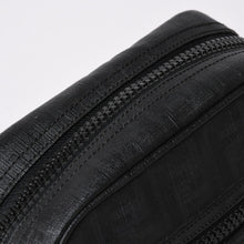 Load the image into the gallery viewer. 極美品 FENDI フェンディ ズッカ FFロゴ クロスボディ ショルダーバッグ 7VA232 PVC ブラック ブラックメタル金具 中古 4a006498