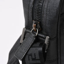 Load the image into the gallery viewer. 極美品 FENDI フェンディ ズッカ FFロゴ クロスボディ ショルダーバッグ 7VA232 PVC ブラック ブラックメタル金具 中古 4a006498