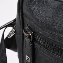 Load the image into the gallery viewer. 極美品 FENDI フェンディ ズッカ FFロゴ クロスボディ ショルダーバッグ 7VA232 PVC ブラック ブラックメタル金具 中古 4a006498