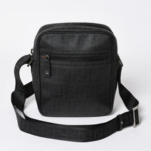 Load the image into the gallery viewer. 極美品 FENDI フェンディ ズッカ FFロゴ クロスボディ ショルダーバッグ 7VA232 PVC ブラック ブラックメタル金具 中古 4a006498