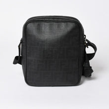 Load the image into the gallery viewer. 極美品 FENDI フェンディ ズッカ FFロゴ クロスボディ ショルダーバッグ 7VA232 PVC ブラック ブラックメタル金具 中古 4a006498