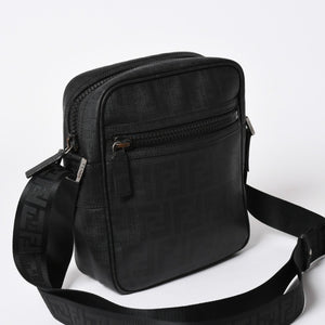 極美品 FENDI フェンディ ズッカ FFロゴ クロスボディ ショルダーバッグ 7VA232 PVC ブラック ブラックメタル金具 中古 4a006498