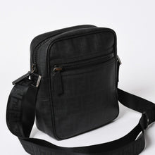 Load the image into the gallery viewer. 極美品 FENDI フェンディ ズッカ FFロゴ クロスボディ ショルダーバッグ 7VA232 PVC ブラック ブラックメタル金具 中古 4a006498