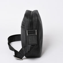 Load the image into the gallery viewer. 極美品 FENDI フェンディ ズッカ FFロゴ クロスボディ ショルダーバッグ 7VA232 PVC ブラック ブラックメタル金具 中古 4a006498