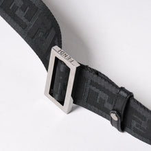 Load the image into the gallery viewer. 極美品 FENDI フェンディ ズッカ FFロゴ クロスボディ ショルダーバッグ 7VA232 PVC ブラック ブラックメタル金具 中古 4a006498