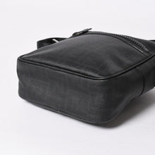 Load the image into the gallery viewer. 極美品 FENDI フェンディ ズッカ FFロゴ クロスボディ ショルダーバッグ 7VA232 PVC ブラック ブラックメタル金具 中古 4a006498