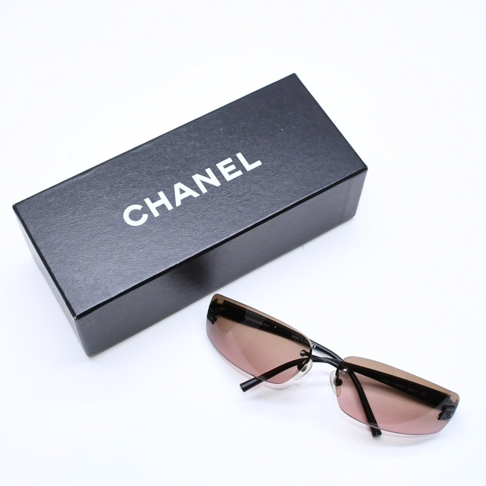 極美品 CHANEL シャネル リムレス サングラス アイウェア 4018 c.142/77 サイズ68□17 120 ココマーク マットブラック ブラウン 中古 4a006800