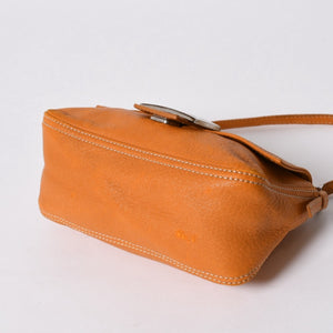極美品 FENDI フェンディ マンマバケット ワンショルダーバッグ 8BR180 レザー オレンジ シルバー金具 中古 4a006817