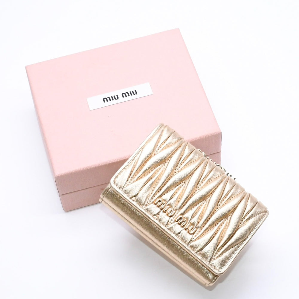新品同様 MIUMIU ミュウミュウ マテラッセ コンパクトウォレット 三つ折り財布 5ME005 ギャザー ゴールド レザー 中古 4a006628