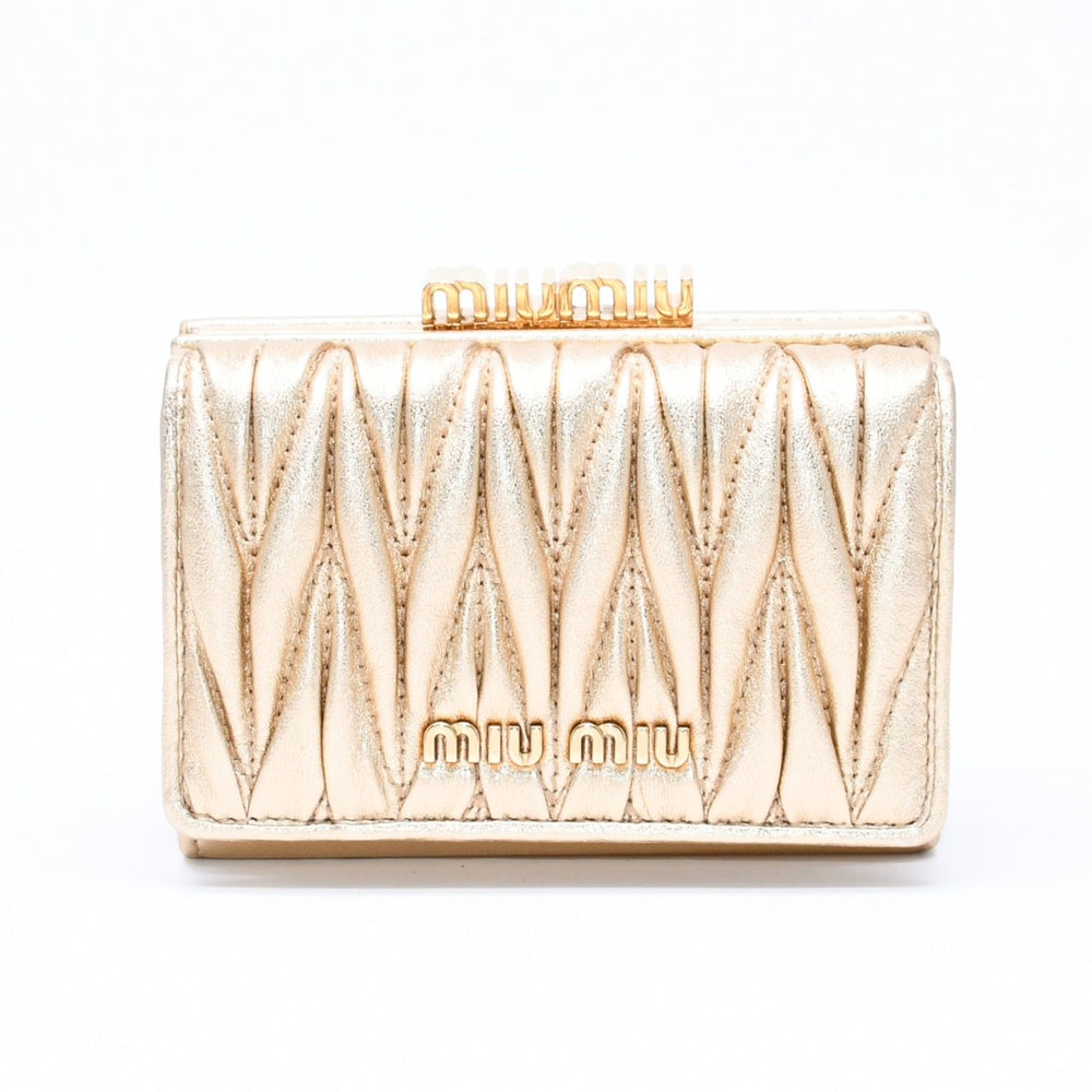 新品同様 MIUMIU ミュウミュウ マテラッセ コンパクトウォレット 三つ折り財布 5ME005 ギャザー ゴールド レザー 中古 4a006628