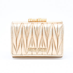 新品同様 MIUMIU ミュウミュウ マテラッセ コンパクトウォレット 三つ折り財布 5ME005 ギャザー ゴールド レザー 中古 4a006628