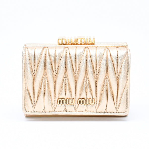 新品同様 MIUMIU ミュウミュウ マテラッセ コンパクトウォレット 三つ折り財布 5ME005 ギャザー ゴールド レザー 中古 4a006628