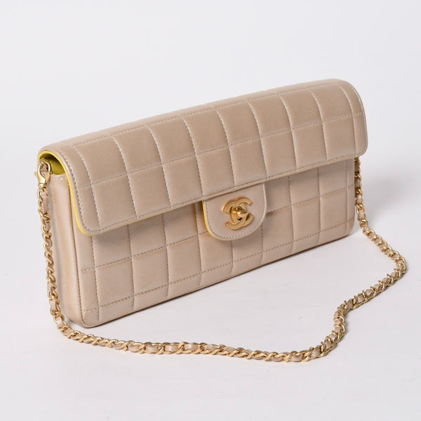 極美品 CHANEL シャネル チョコバー イーストウエスト チェーンショルダーバッグ 6番台 ココマーク ラムスキン シャンパンゴールド 中古 4a007161