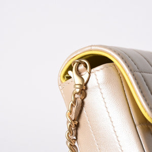 極美品 CHANEL シャネル チョコバー イーストウエスト チェーンショルダーバッグ 6番台 ココマーク ラムスキン シャンパンゴールド 中古 4a007161