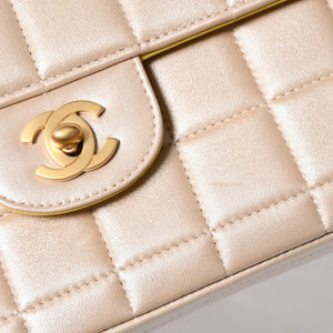 極美品 CHANEL シャネル チョコバー イーストウエスト チェーンショルダーバッグ 6番台 ココマーク ラムスキン シャンパンゴールド 中古 4a007161