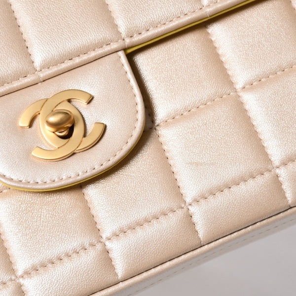 極美品 CHANEL シャネル チョコバー イーストウエスト チェーンショルダーバッグ 6番台 ココマーク ラムスキン シャンパンゴールド 中古 4a007161