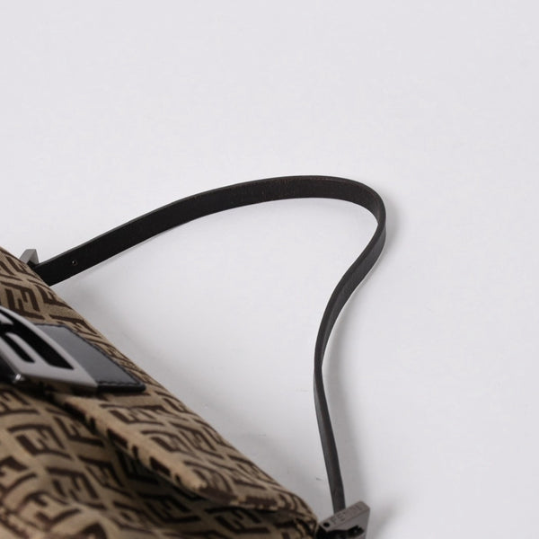 極美品 FENDI フェンディ マンマバケット ワンショルダーバッグ ベージュ ダークブラウン ズッキーノ柄 FFバックル ブラックメタル金具 中古 4a006970