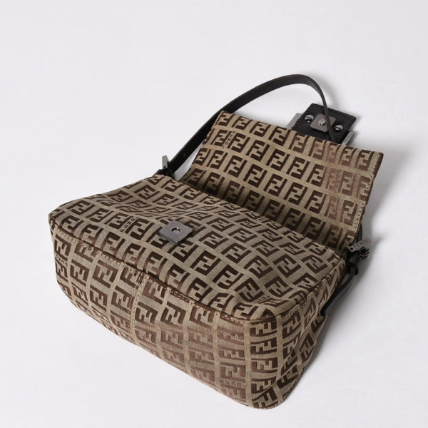 極美品 FENDI フェンディ マンマバケット ワンショルダーバッグ ベージュ ダークブラウン ズッキーノ柄 FFバックル ブラックメタル金具 中古 4a006970