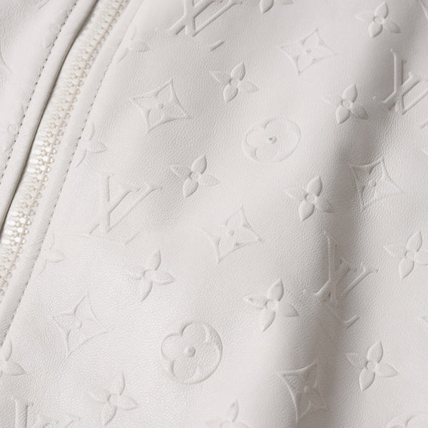 極美品 LOUIS VUITTON ルイヴィトン エンボス モノグラム ミックスレザーブルゾン RM231Q ZDA HML40E ラムレザー ホワイト サイズ48 中古 4a007237