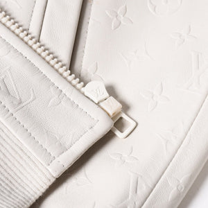 極美品 LOUIS VUITTON ルイヴィトン エンボス モノグラム ミックスレザーブルゾン RM231Q ZDA HML40E ラムレザー ホワイト サイズ48 中古 4a007237