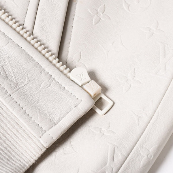 極美品 LOUIS VUITTON ルイヴィトン エンボス モノグラム ミックスレザーブルゾン RM231Q ZDA HML40E ラムレザー ホワイト サイズ48 中古 4a007237