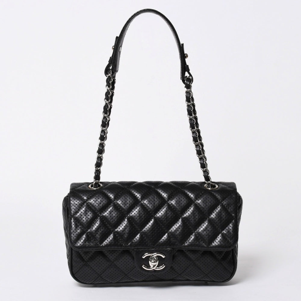 極美品 CHANEL シャネル マトラッセ25 Wチェーンワンショルダーバッグ A90211 19番台 ココマーク ラムスキン パンチングレザー 中古 4a007185