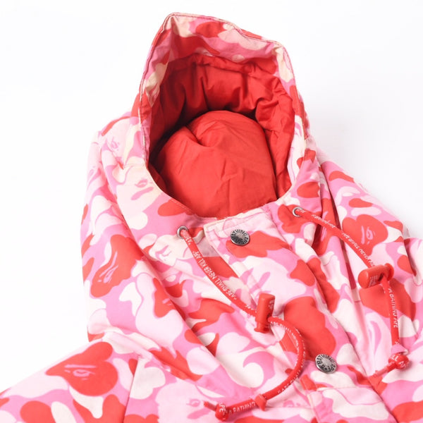 A BATHING APE アベイシングエイプ BAPE ダウンジャケット カモ 総柄 サイズM ピンク ナイロン ポリエステル 美品 中古 4a007300