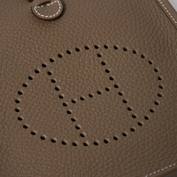 新品同様 HERMES エルメス エヴリンTPM ショルダーバッグ K刻印 トリヨンクレマンス エトゥープ ゴールド金具 中古 4a007150