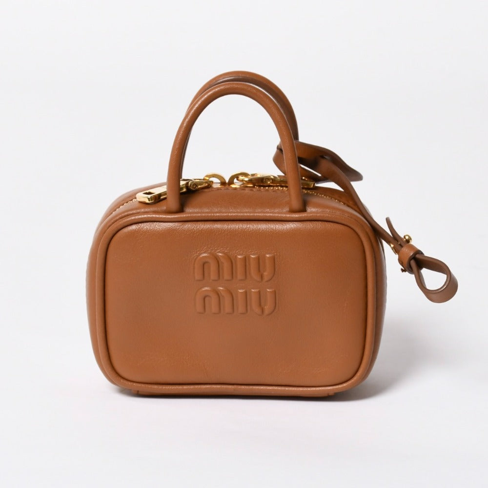 新品同様 MIUMIU ミュウミュウ マイクロ バッグチャーム ミニポーチ 5NR036 レザー ブラウン エンボスロゴ ゴールド金具 中古 4a006566