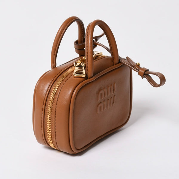 新品同様 MIUMIU ミュウミュウ マイクロ バッグチャーム ミニポーチ 5NR036 レザー ブラウン エンボスロゴ ゴールド金具 中古 4a006566