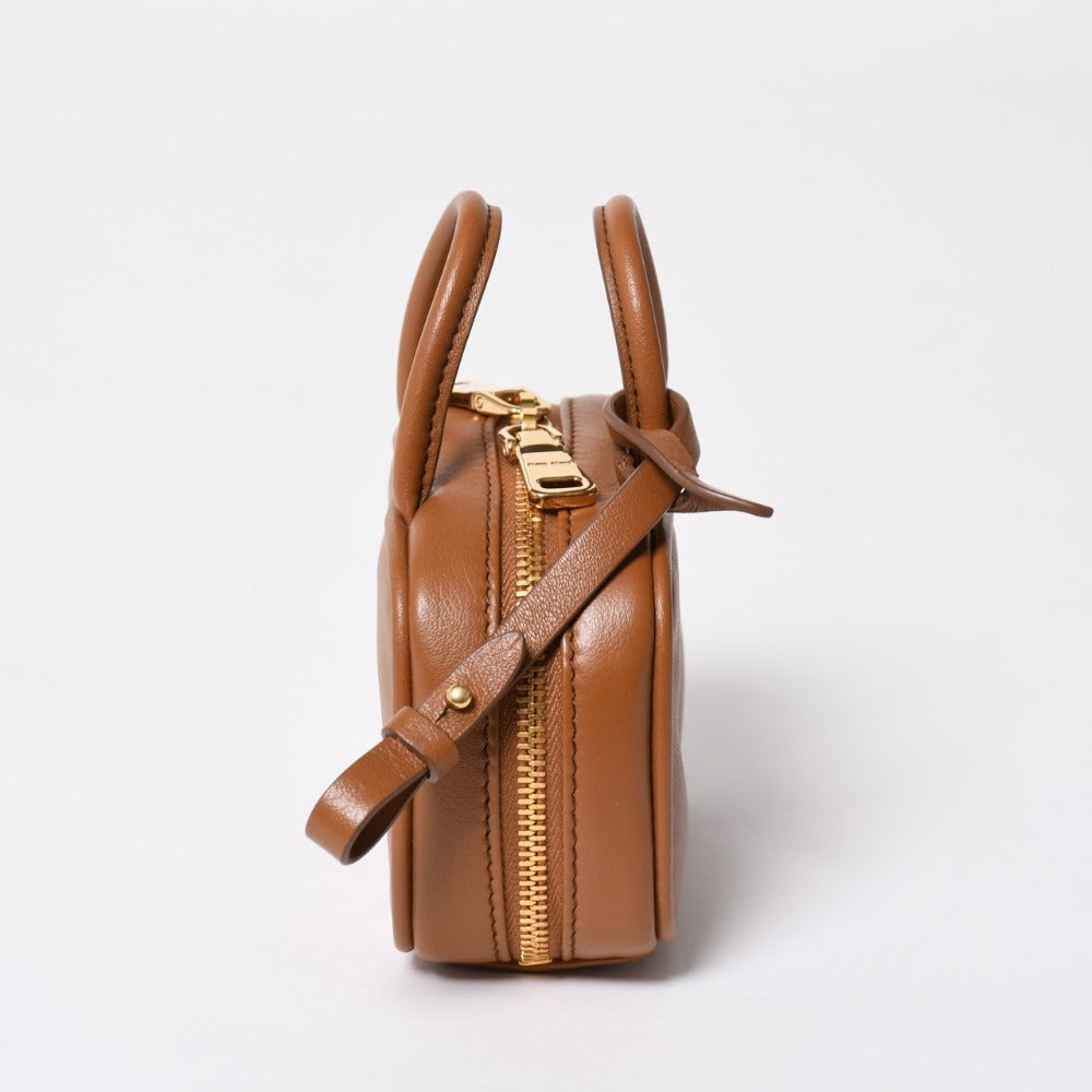 新品同様 MIUMIU ミュウミュウ マイクロ バッグチャーム ミニポーチ 5NR036 レザー ブラウン エンボスロゴ ゴールド金具 中古 4a006566