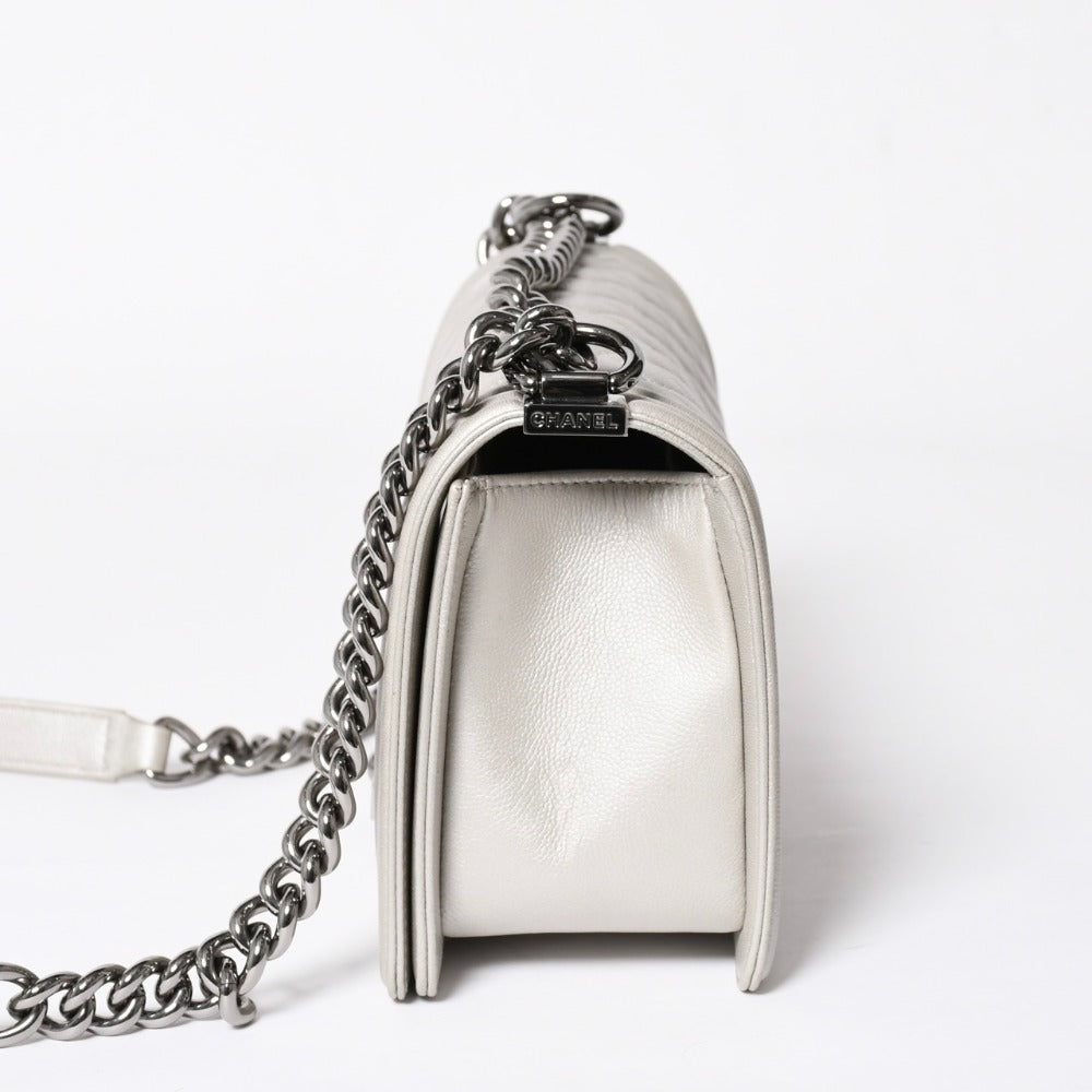 極美品 CHANEL シャネル ボーイシャネル チェーンショルダーバッグ A67085 ライトグレー 24番台 ラムスキン シルバー金具 美品 中古 4a007812