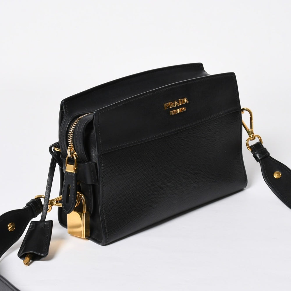 極美品 PRADA プラダ サフィアーノ Shoulder Bag ショルダーバッグ バッグ ブラック ゴールド金具 レザー 中古 4a007784