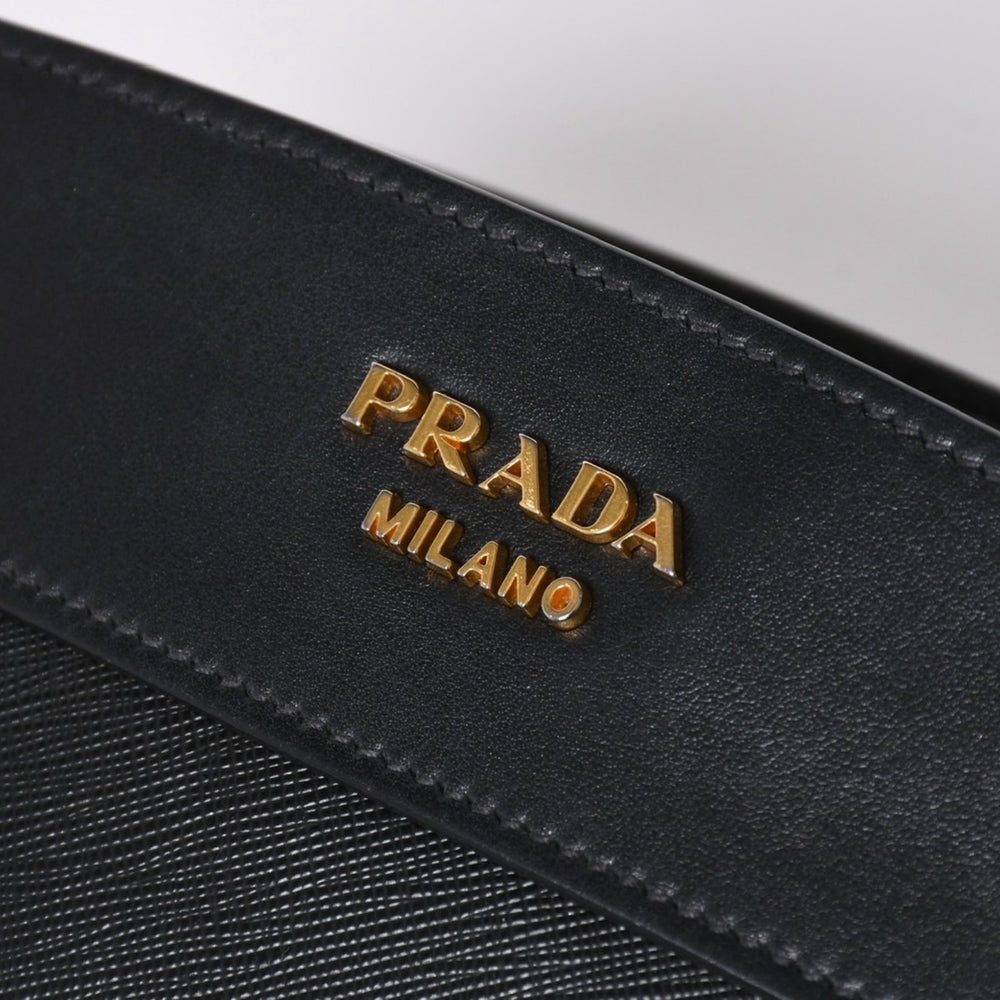 Very Good Condition PRADA Saffiano Shoulder Bag Shoulder Bag Black Gold Hardware Leather Used 4a007784