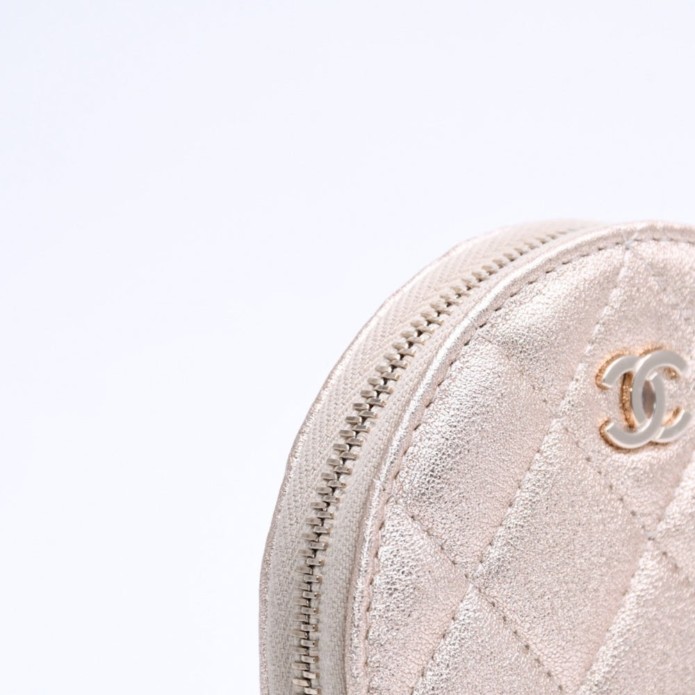 新品未使用品 CHANEL シャネル マトラッセ AirPods エアポッズケース コインケース ココマーク ランダム番台 レザー シャンパンゴールド 中古 4a007779