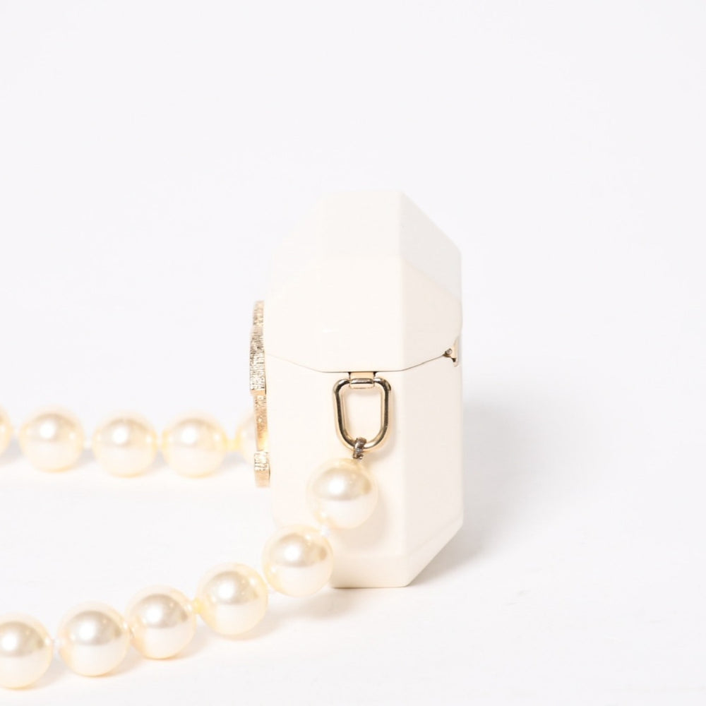 Very good condition CHANEL AirPods case necklace here mark strass metal lambskin resin pearl white gold hardware used 4a008378