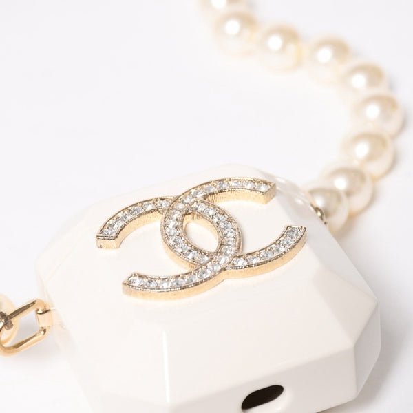 極美品 CHANEL シャネル AirPodsケース ネックレス ココマーク ストラス メタル ラムスキン レジン パール ホワイト ゴールド金具 中古 4a008378