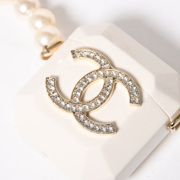 極美品 CHANEL シャネル AirPodsケース ネックレス ココマーク ストラス メタル ラムスキン レジン パール ホワイト ゴールド金具 中古 4a008378