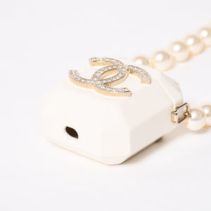極美品 CHANEL シャネル AirPodsケース ネックレス ココマーク ストラス メタル ラムスキン レジン パール ホワイト ゴールド金具 中古 4a008378