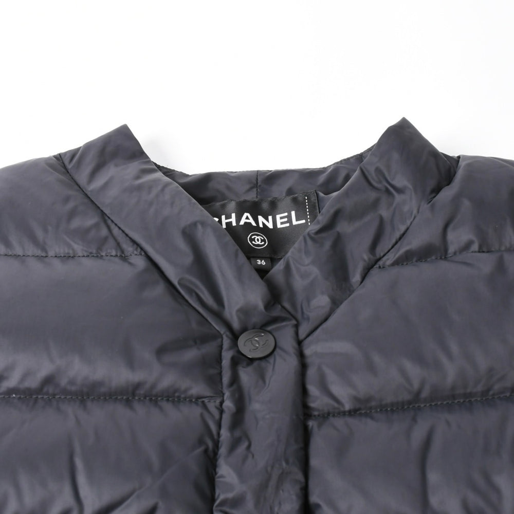 極美品 CHANEL シャネル ダウンジャケット P57125V43070 サイズ36 ココマーク レディース ナイロン ネイビー系 中古 4a007549