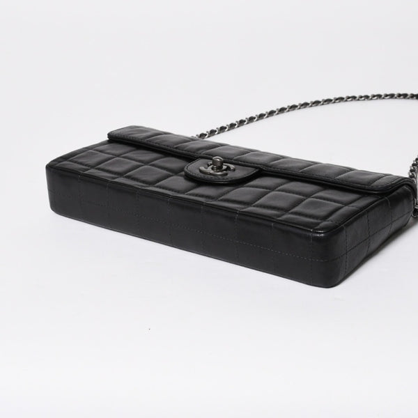 極美品 CHANEL シャネル イーストウエスト チェーンショルダーバッグ 6番台 ココマーク チョコバー ラムスキン ブラック 中古 4a008247