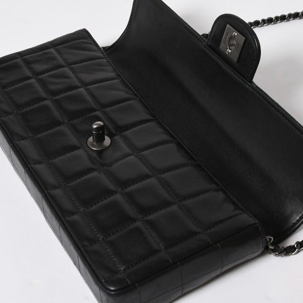 極美品 CHANEL シャネル イーストウエスト チェーンショルダーバッグ 6番台 ココマーク チョコバー ラムスキン ブラック 中古 4a008247