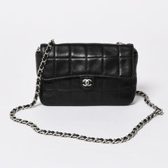 Very Good Condition CHANEL Chocolate Bar Chain Shoulder Bag A2000 6th Series Coco Mark Lambskin Black Silver Hardware Used 4a008248