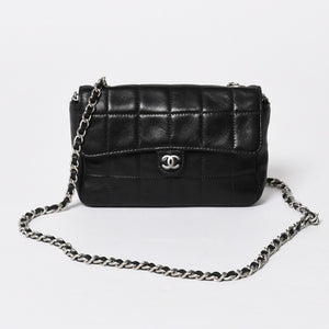 Very Good Condition CHANEL Chocolate Bar Chain Shoulder Bag A2000 6th Series Coco Mark Lambskin Black Silver Hardware Used 4a008248