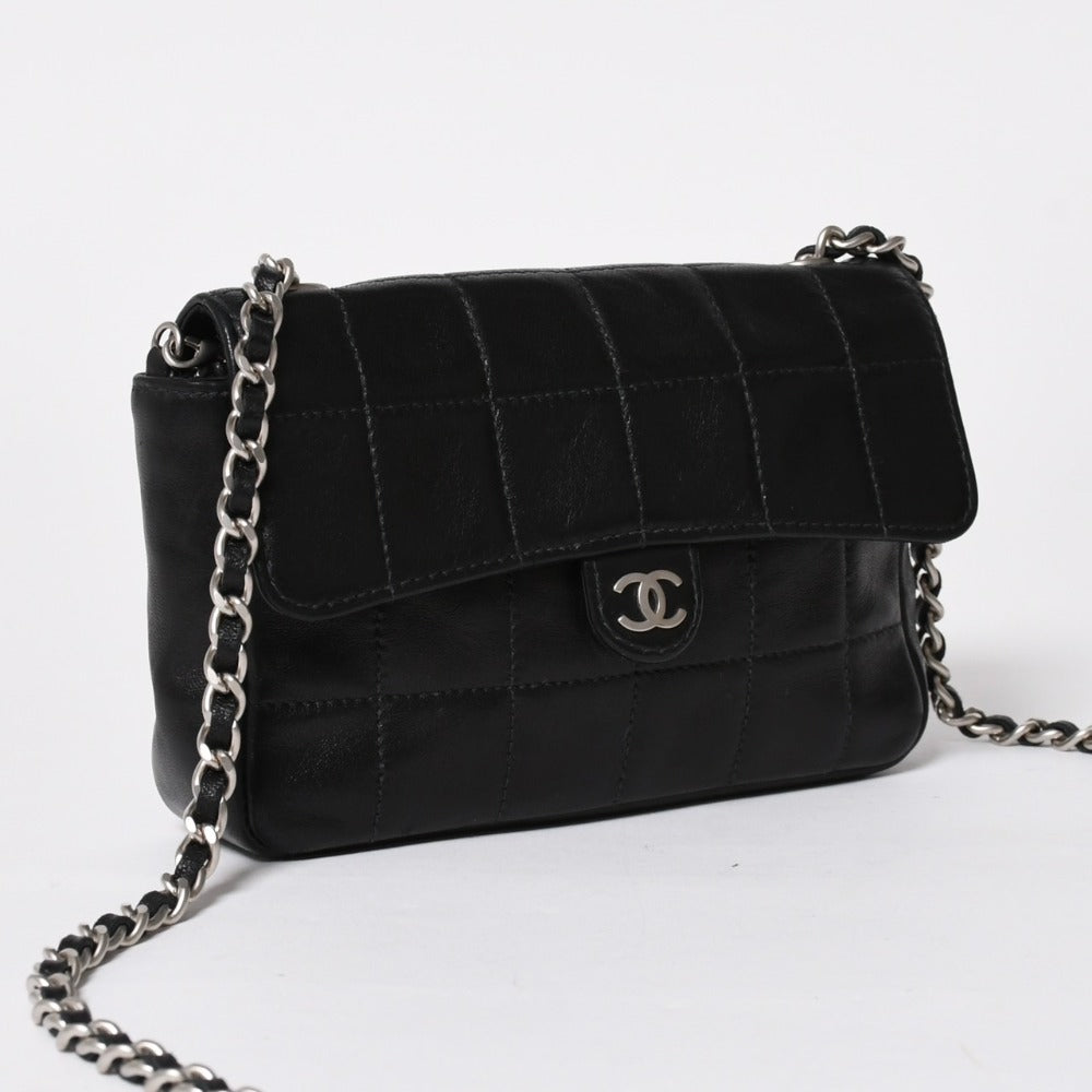 Very Good Condition CHANEL Chocolate Bar Chain Shoulder Bag A2000 6th Series Coco Mark Lambskin Black Silver Hardware Used 4a008248