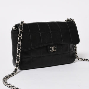 Very Good Condition CHANEL Chocolate Bar Chain Shoulder Bag A2000 6th Series Coco Mark Lambskin Black Silver Hardware Used 4a008248