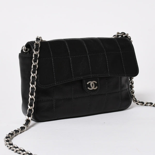 Very Good Condition CHANEL Chocolate Bar Chain Shoulder Bag A2000 6th Series Coco Mark Lambskin Black Silver Hardware Used 4a008248