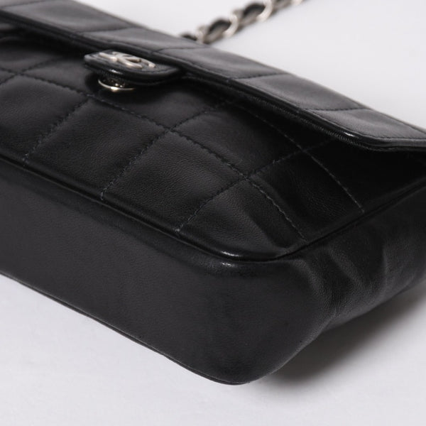 Very Good Condition CHANEL Chocolate Bar Chain Shoulder Bag A2000 6th Series Coco Mark Lambskin Black Silver Hardware Used 4a008248