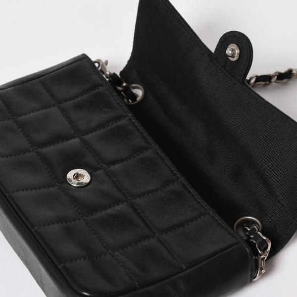 Very Good Condition CHANEL Chocolate Bar Chain Shoulder Bag A2000 6th Series Coco Mark Lambskin Black Silver Hardware Used 4a008248