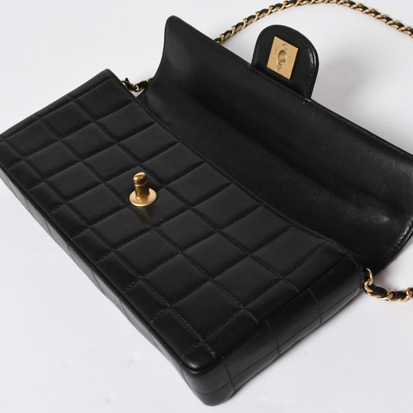 極美品 CHANEL シャネル イーストウエスト チェーンショルダーバッグ 7番台 ココマーク チョコバー ラムスキン ブラック 中古 4a008246